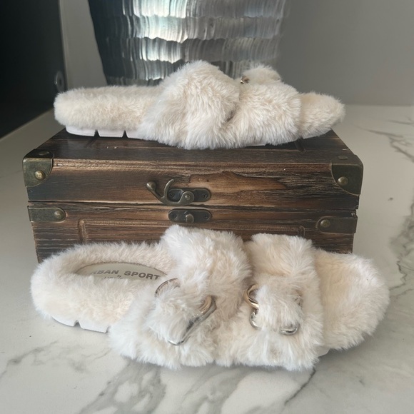 J/Slides Urban Sport J Slides Babee Faux Fur in Cream - Picture 4 of 8